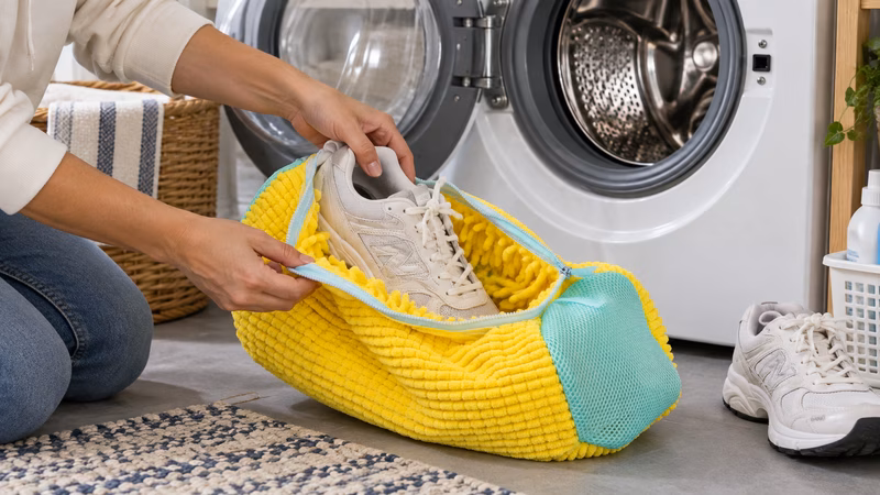 Gros plan sur le sac de nettoyage pour chaussures KixBaggy et son emballage